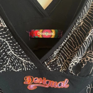 Desigual långklänning - Lång klänning från desigual med fina mönster!💕