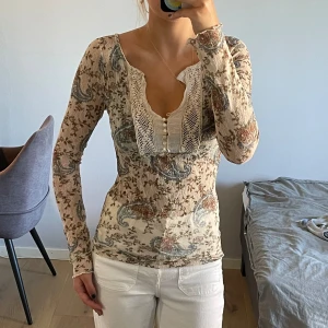 Långärmad blus  - Långärmad tunn blus med detaljer från Ralph Lauren i storlek xs. Fint skick, vintage. 