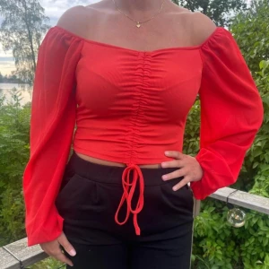 Urläcker topp - Ny topp som endast har provats. Kan bäras som off-shoulder. Perfekt till sommaren.