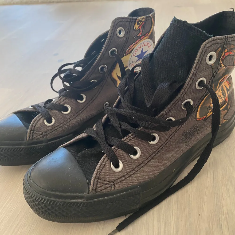 Coola Converse ed Hardy liknade skor utan några problem alls🏴‍☠️🔥💋i storlek 37-38 . Skor.