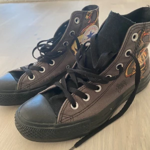 Converse  - Coola Converse ed Hardy liknade skor utan några problem alls🏴‍☠️🔥💋i storlek 37-38 