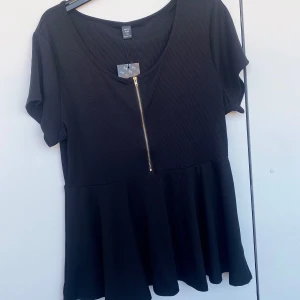 Tunika oversize  - Oanvänd svart tunika köpt på Shein, Curve avdelningen. Otroligt stretchig och skön i materialet. Söm i midjan och dragkedja vid bröstet. 