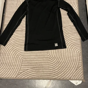 Nike Pro Top  - Helt ny köpt för 699 och säljer den för 350 för att tycker inte om den längre 