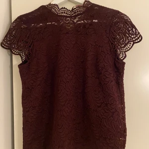 Vinröd spets blus - Säljer min vinröda spetsblus i storlek xs då den inte kommer till användning💞