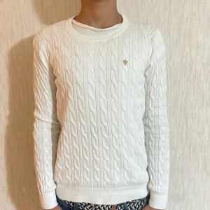 Stickad morris tröja - Tja, säljer nu min Morris tröja då jag behöver pengar och inte använder den lika ofta längre, det är storlek S och passar xs, inga skavanker eller nått sånt har haft den i 3 månader ny pris ligger på 1600. Hör av er vid minsta lilla fundering.