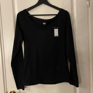 Långärmad tshirt - Långärmad tröja med urringning från Lager 157, helt ny med prislappen kvar💓