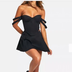 Set kjol + topp - Säljer detta set med korsettopp + kjol som har lappen kvar! Då det kom fram för sent ❤️ slutsålda 