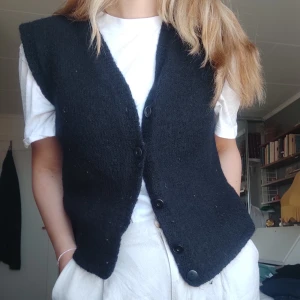 Svart ylleväst - Hemskickad ylleväst med knappar! Fint skick!