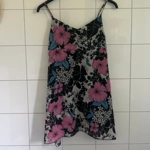 Klänning - Jag säljer denna söta klänningen i blommigt mönster. Den är i väldigt bra skick. Kontakta mig för mer info eller bilder på den. 🫶