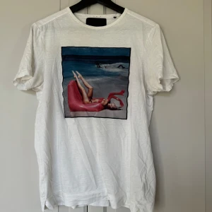 Limitato T-shirt  - Limitato T-shirt med galet fet motiv  Skick: använd