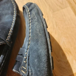 Blå loafers - Använd fåtal gånger. Ej tvättade eller avtorkade lite fläckar annars i bra skick. Pris går alltid diskuteras