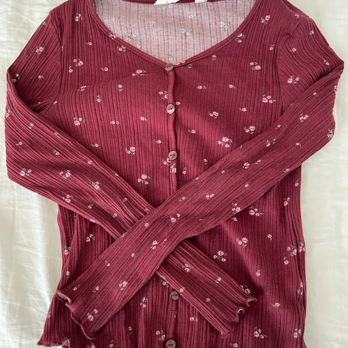 vinröd tröja med blommor - 90