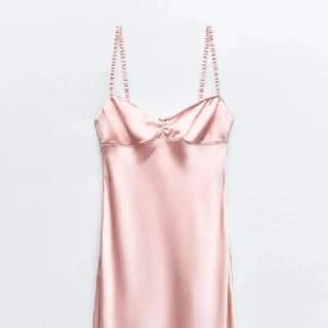 Satin klänning  - Super fin klänning från Zara, använd 1 gång❤️