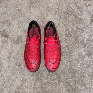 Nike fotbollskor  - Rosa Nike fotbollskor. Färgen på bilder är mycket mer röd än verkligheten. Storlek 43 konstgräs 