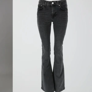  Low wasted bootcut jeans  - Ett par jätte fina Low wasted bootcut jeans i storlek S är i jätte bra skick och har max använt 2 gånger säljer dom på grund av att dom e för stora💕💕