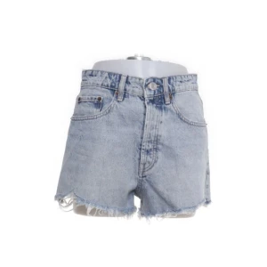 OANVÄNDA ZARA JEANSSHORTS - Ett par fina jeansshorts som är oanvända och i toppen skick.