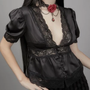 Blus från widow - Otroligt fin blus som tyvärr inte passar mig speciellt bra, trots det har jag använt den en hel del, men den är i fint skick. Går inte att köpa på hemsidan längre, men org pris ligger på 566kr. 