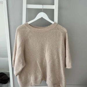 Stickad tröja  - Stickad beige tröja ifrån Copenhagen Luxe