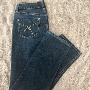 Fina blåa utsvängda jeans - Jättefina blåa jeans från Kappahl som inte används då de är för korta. Midjemått 80 Längd 83