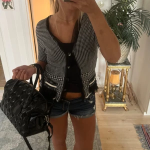 Rutig kofta  - Jätte fin svart rutig kofta. Pris går att diskuteras 