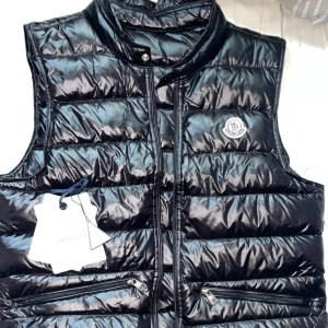 Moncler gui väst (svart) - Kan även byta mot t.ex en större väst, skor osv Storlek S=1 Säljes då den va lite för liten för mig västen e alltså inte använd, alla nfc scans och koden fungerar inga skador eller så.  Aldrig använd!