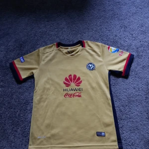 Fotbollströja Hemma Club Americá - Väldigt snygg fotbollströja från Club Americá. Hemmastället från 2015/2016. 8/10 skick och inte använd alls. Storlek S men passar även M. Ej äkta