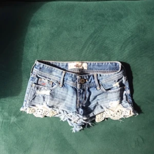Hollister jeans shorts  - Säljer dessa super fina jeans Shorts då det inte kommer till användning bra sick🩷pris kan diskuteras 
