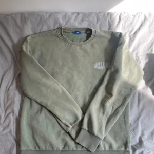 Grön sweatshirt från Jack & Jones - En bekväm grön sweatshirt från Jack & Jones utan några defeketer då jag säljer den eftersom att den är för liten.