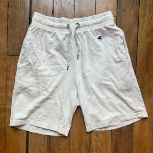 Vita Champion shorts - Mycket fint skick! Går ner lite ovanför knäna på mig som är 170