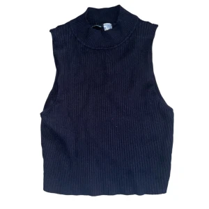 Basic topp🖤 - Skitsnyggt basplagg i vilken garderob som helst!❤️‍🔥 Kontakta mig vid frågor!🙌🏼