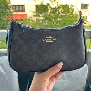 Coach väska  - Coach väska. Aldrig använd. Allt kommer med remmar osv. Brun/svart/guld