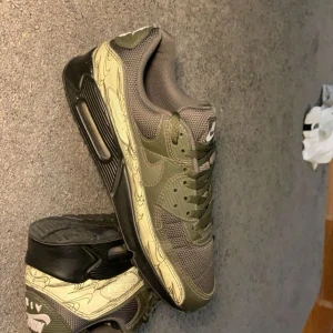 Air Max 90 - Hej!Jag säljer mina skor,jag köpte dem för ca 1 månad sen . Dem är köpta för 2050kr. Jag har bytt Stil och har 0 användning av dem. Jag kan tänka mig frakta dem eller möttas upp i sthlm . Dem är storlek 42,5 Sitter jättebra och är bekväma. (Byta köp)