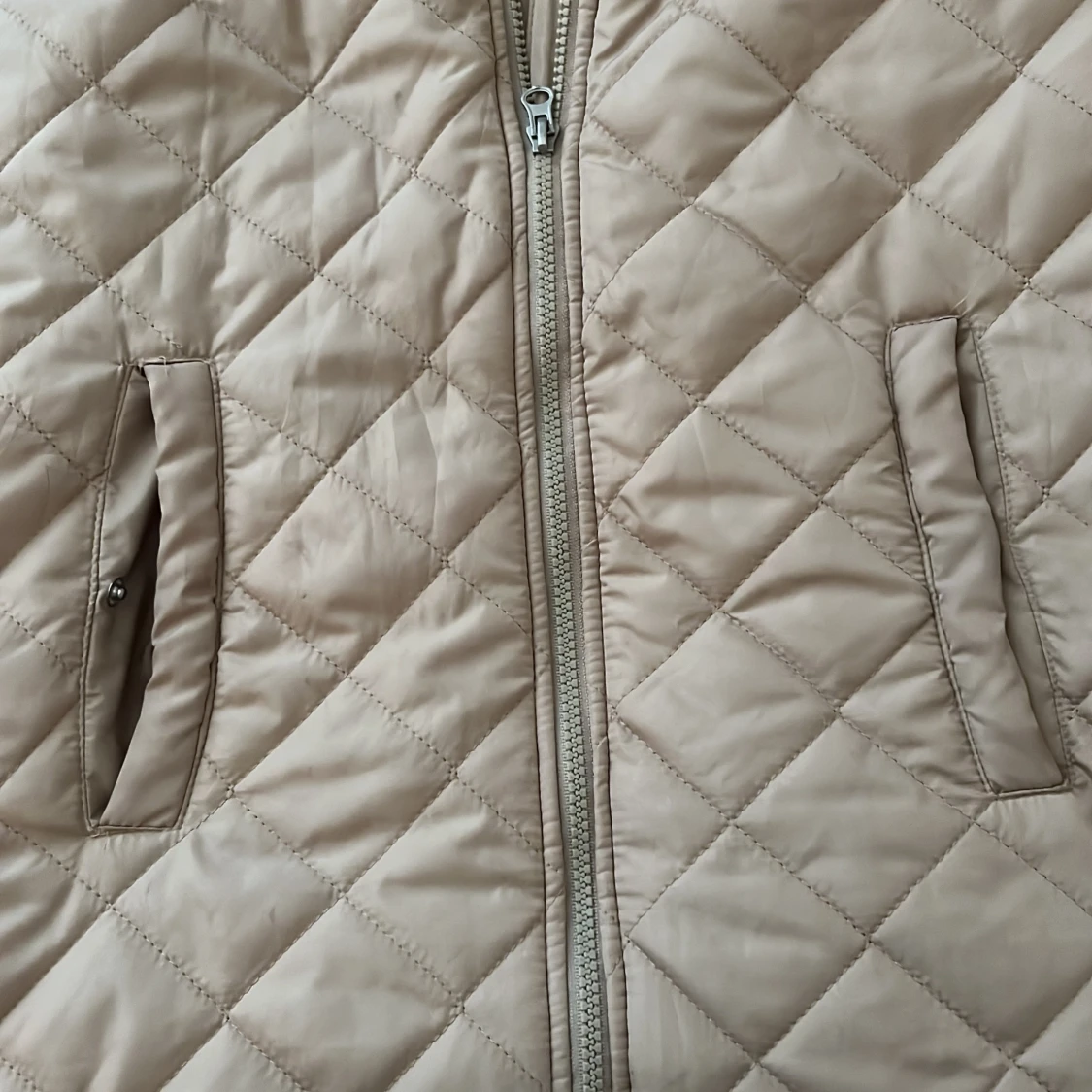 Beige quiltad väst med huva från 157 - 92