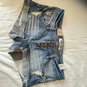 Low waisted shorts - Snygga low waisted shorts i denim från Tally Weijl 🥰🥰🥰 säljer då de är lite försmå för mig 🥰❤️ pris kan diskuteras ❣️❣️