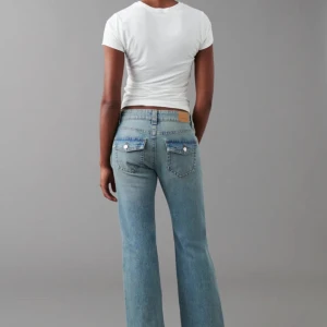 Lågmidjade jeans y2k design gina tricot - Aldrig använda prislappar kvar köpte för 500 och säljer för 400. Pris går att diskutera.