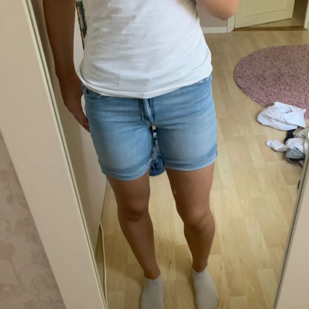 Lite längre smala jeansshorts. Bekväma och normala i storleken. Midwaisted.. Shorts.