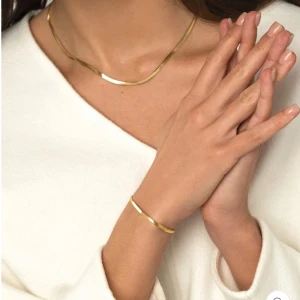 Halsband och armband från Mockberg - ”Thin snake” halsband och armband från mockberg. Köpt för några månader sedan, använd några gånger men är i nyskick. Förlackning medföljer