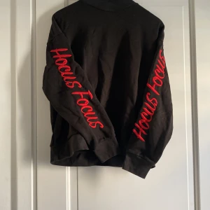 Svart röja med röd tex - Svart tröja med röda detaljer på ärmarna som inte används så mycket. 