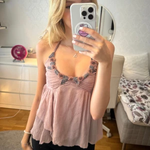 Halterneck topp - Topp i storlek 36 från märket DAY Birger et Mikkelsen. Bara använd en gång❤️ det finns tecken på användning då jag köpte den second hand men fortfarande i väldigt fint skick!🤗 materialet är av silke och viskos.