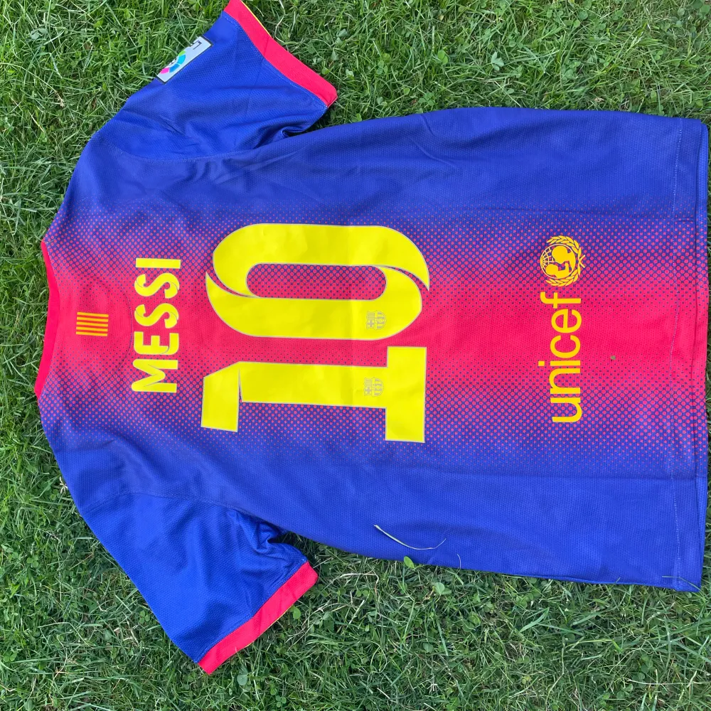 Säljer denna nästan helt ny barcelona tröjan inte koll på säsongen men Messi på ryggen  .. Sportswear.