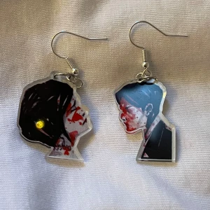 My chemical romace örhängen  - Säljer de här ascola MCR örhängerna!  Som nya! Bytte ut dom gamla krockarna till nya så dom är nästan som nya!!