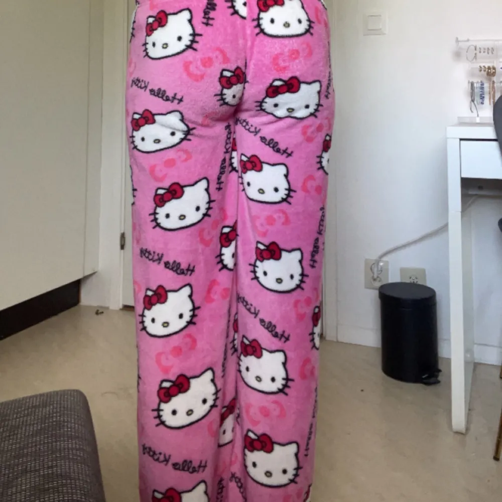 Low waist Hello Kitty pyjamas byxor💕 Säljer nu mina älskade hello Kitty pyjamas byxor då dom är för korta för mig. De är omsydda till low waist och har inga defekter. Står inte storlek på dom men de är ca 91 cm långa. . Jeans & Byxor.