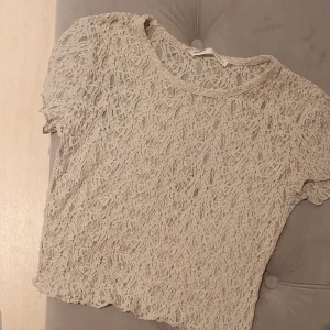Spetströja S Pull & Bear - Mycket söt beige-grå tröja i spets, aldrig använd. S