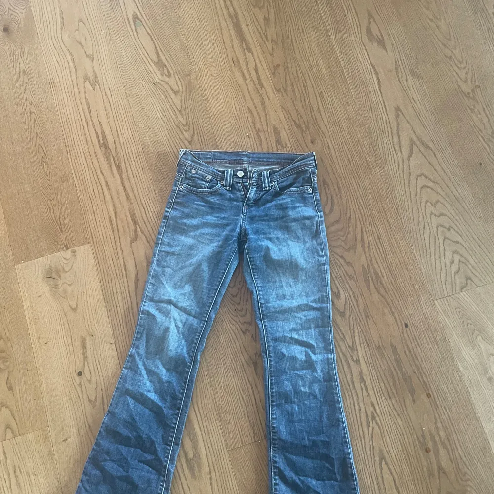 Jättesnygga vintage lowwaist jeans som inte kommer till användning längre! Tryck ej på köp nu innan kontakt. . Jeans & Byxor.