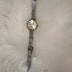 Silver klocka  - Silver klocka med guld ram (batteri finns redan)