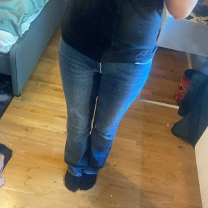 Lågmidjade bootcut jeans💗 - Säljer de populära lowwaist jeansen från Gina💞 Jag är 175 Skriv för mått och fler bilder, pris kan diskuteras💗