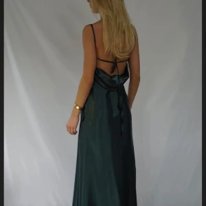 Balklänning  - Köpt från bystina för 1200kr Jag har bara använt den en gång och den är jättefin inga fläckar eller något sånt, det ända är att ena axelbandet har lossnat men det går lätt att sy tillbaka,jag har bara inte haft någon nål och tråd. Midjan är justerbar