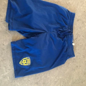 Fotbolls byxor - Mörkblå fotbolls byxor + fotbolls strumpor tofflor t shirt fotbolls skor med på köpet Dm för mer bilder