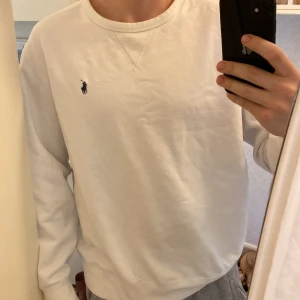 Ralph lauren Tröja - Vit Ralph lauren tröja i super skick. Skrynklet på bild 2 är resultat av att den är nytvättad. Sitter perfekt som XL men funkar som L också