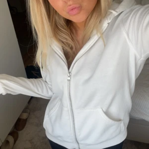 Hoodie  - Vit Hoodie från H&M, använt en gång så den är som ny skulle jag säga.